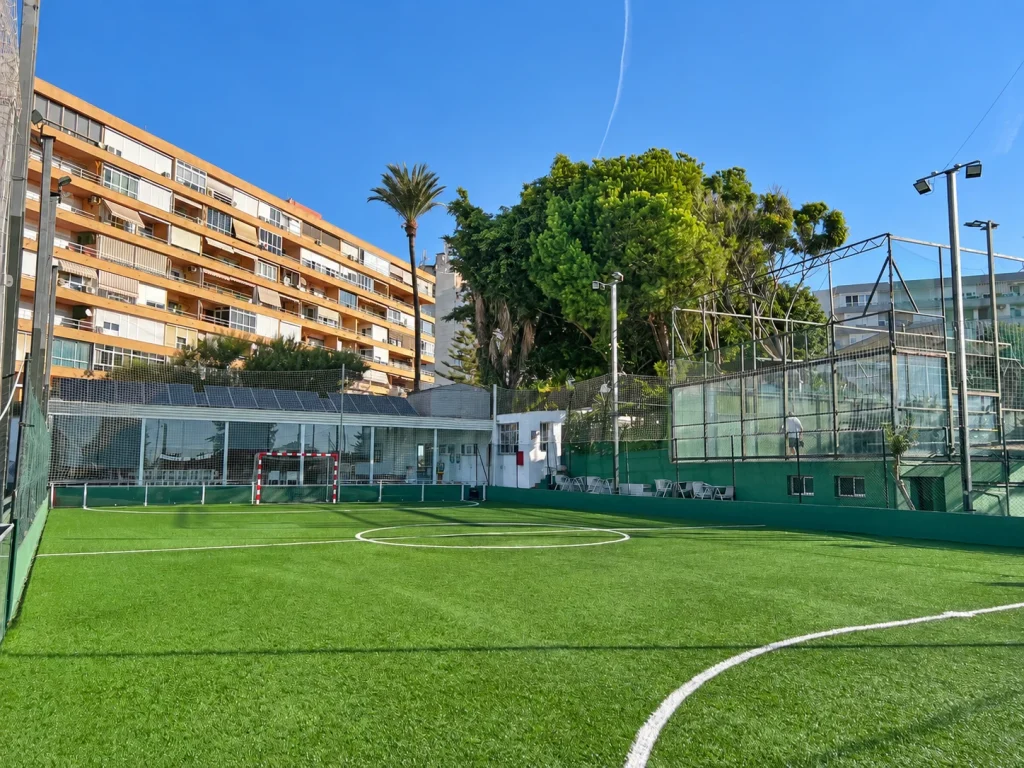 Campo de fútbol de césped artificial de La Colina, con portería y las pistas junto al campo.